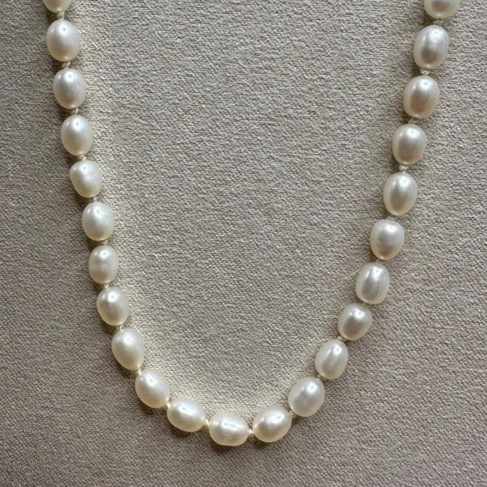 Vintage Women Freshwater Pearl Necklace 21in White Sterling Silver Clasp Oval